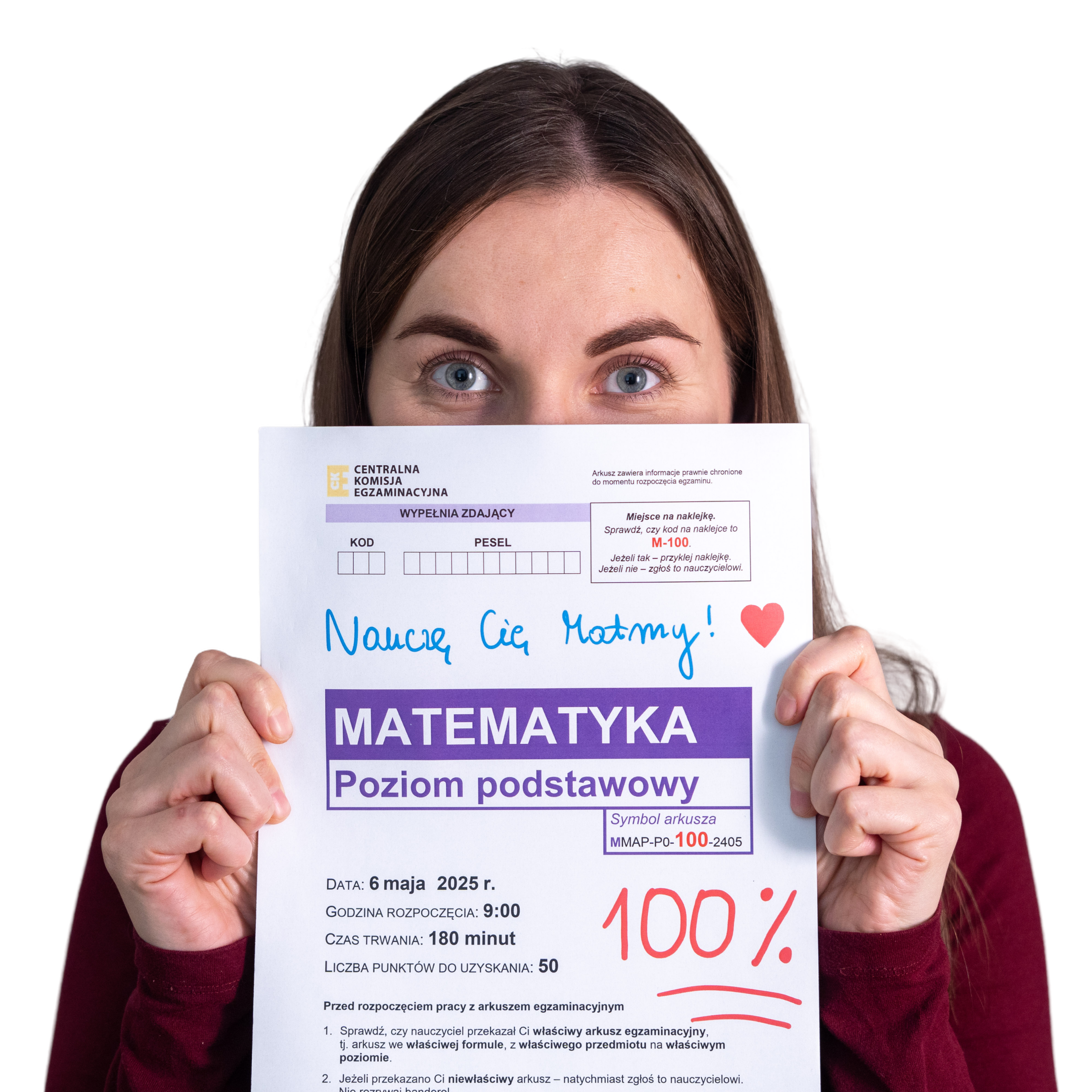 Nauczyciel matematyki trzymający maturę zdaną na 100% pod oczami, kartka przysłania twarz